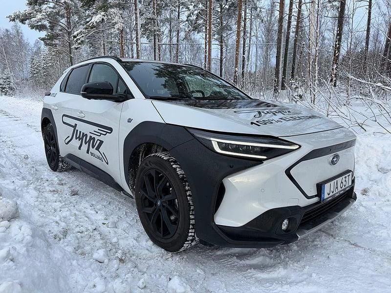 Vit Begagnad 2023 Subaru Solterra SUV | 469 000 kr (Marknadspris) - Bild 1/4