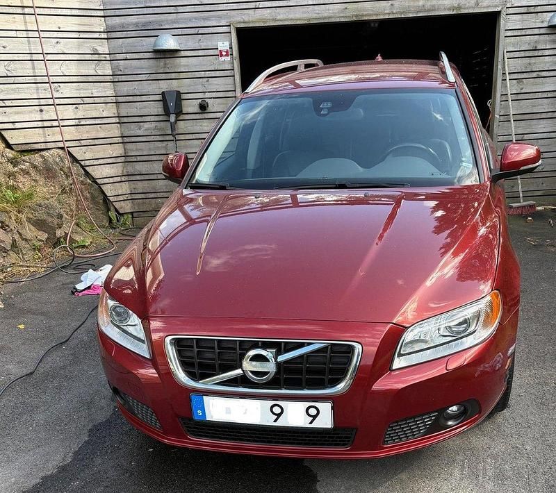 Röd Begagnad 2013 Volvo V70 Summum Kombi | 127 000 kr (Marknadspris) - Bild 1/4