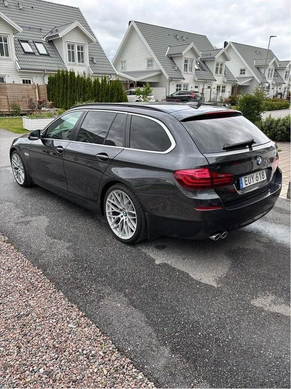 Grå Begagnad 2015 BMW 520 M Sport Kombi | 124 900 kr (Bra pris) - Bild 1/4