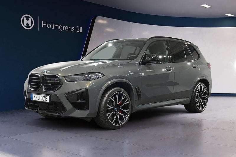 Grå Begagnad 2025 BMW X5 M Comfort Edition SUV | 1 499 500 kr - Bild 1/4