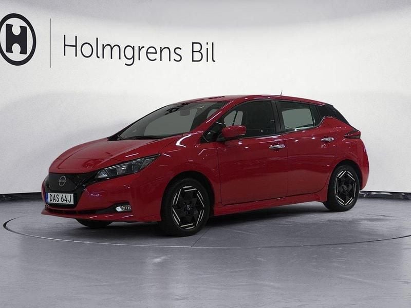 Röd Begagnad 2022 Nissan Leaf Acenta Halvkombi | 169 900 kr (Marknadspris) - Bild 1/4