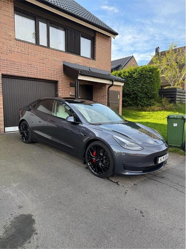 Grå Begagnad 2021 Tesla Model 3 Performance Sedan | 319 000 kr (Marknadspris) - Bild 1/4