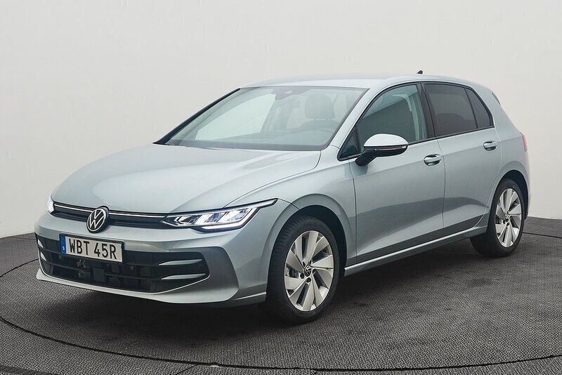Silver Ny 2024 VW Golf VIII Life Halvkombi | 341 000 kr (Marknadspris) - Bild 1/4