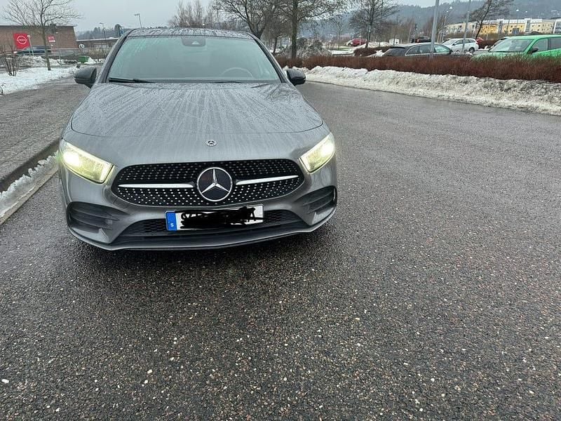 Begagnad 2020 Mercedes A180 AMG Halvkombi | 187 000 kr (Marknadspris) - Bild 1/4