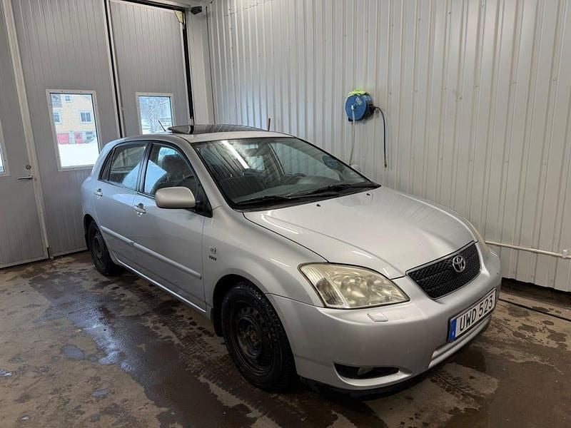 Begagnad Toyota Corolla 110 HK (80 kW) 2004 Silver Halvkombi