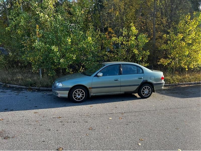 Grön Begagnad 2000 Toyota Avensis Sedan | 12 500 kr (Bra pris) - Bild 1/4