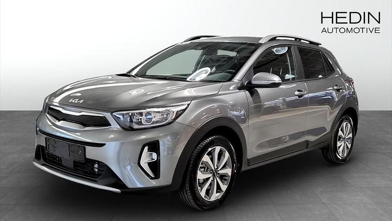 Grå Ny 2025 Kia Stonic SUV | 257 500 kr (Marknadspris) - Bild 1/4