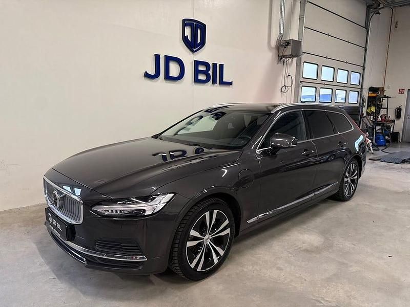 Grå Begagnad 2023 Volvo V90 Core Kombi | 309 900 kr (Marknadspris) - Bild 1/4
