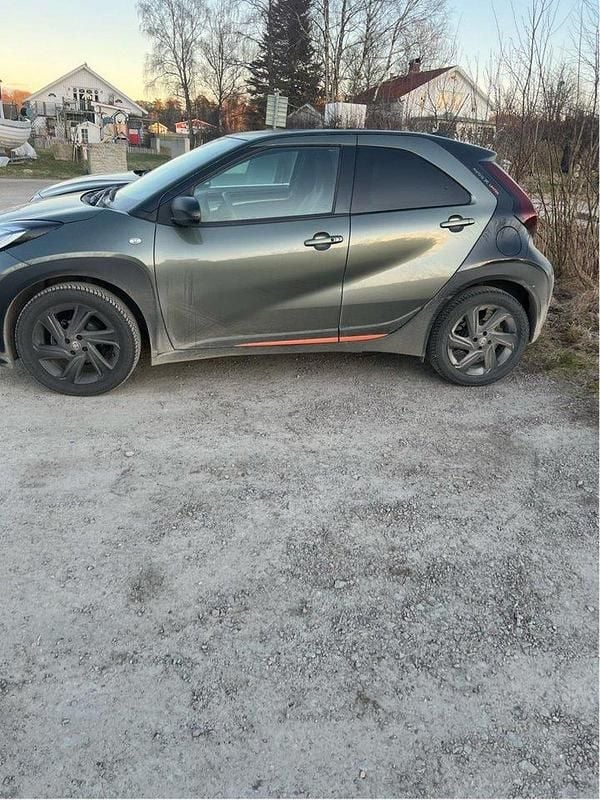 Grön Begagnad 2022 Toyota Aygo Limited Halvkombi | 160 000 kr (Superpris) - Bild 1/2