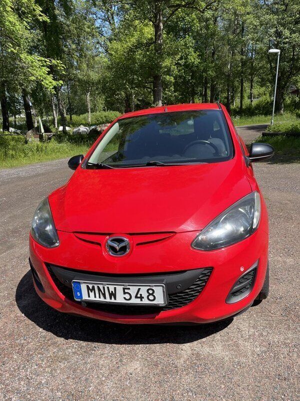 Röd Begagnad 2014 Mazda 2 Halvkombi | 45 000 kr - Bild 1/3