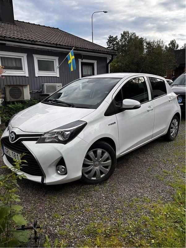 Vit Begagnad 2015 Toyota Yaris Active Halvkombi | 88 000 kr (Marknadspris) - Bild 1/4