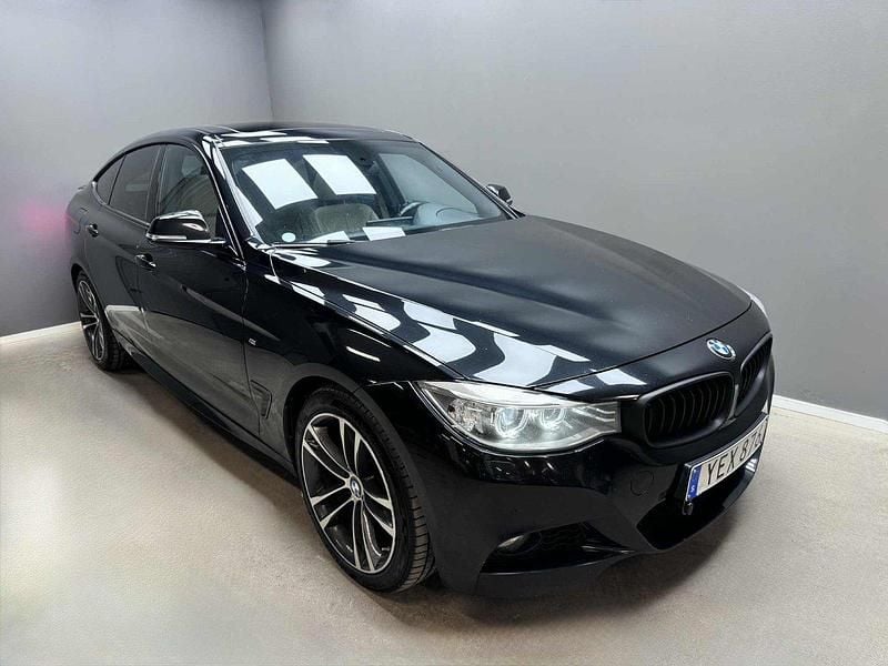 Svart Begagnad 2016 BMW 330 M Sport Halvkombi | 189 900 kr (Superpris) - Bild 1/4