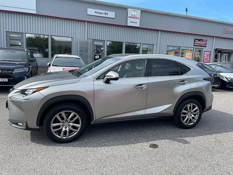 Brun Begagnad 2015 Lexus NX300h Business Edition SUV | 174 900 kr (Marknadspris) - Bild 1/4