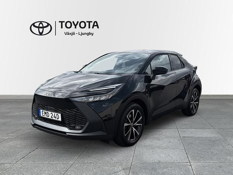 Svart Begagnad 2025 Toyota C-HR Style SUV | 399 000 kr (Superpris) - Bild 1/4