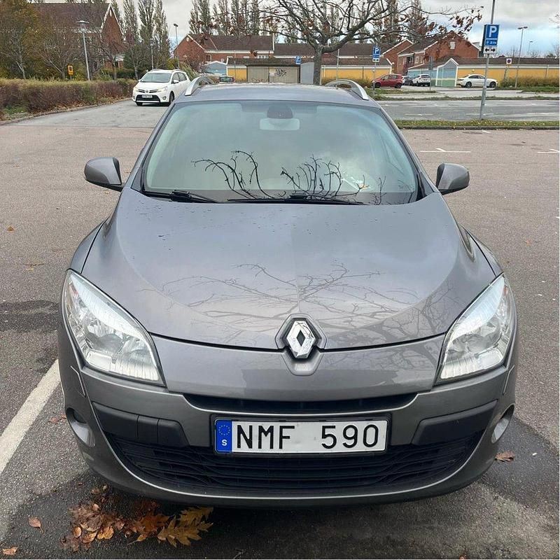 Grå Begagnad 2011 Renault Mégane GrandTour Kombi | 60 000 kr (Marknadspris) - Bild 1/4