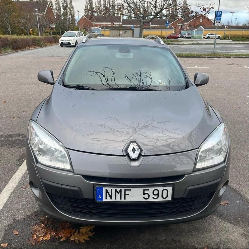 Grå Begagnad 2011 Renault Mégane GrandTour Kombi | 62 000 kr (Marknadspris) - Bild 1/4