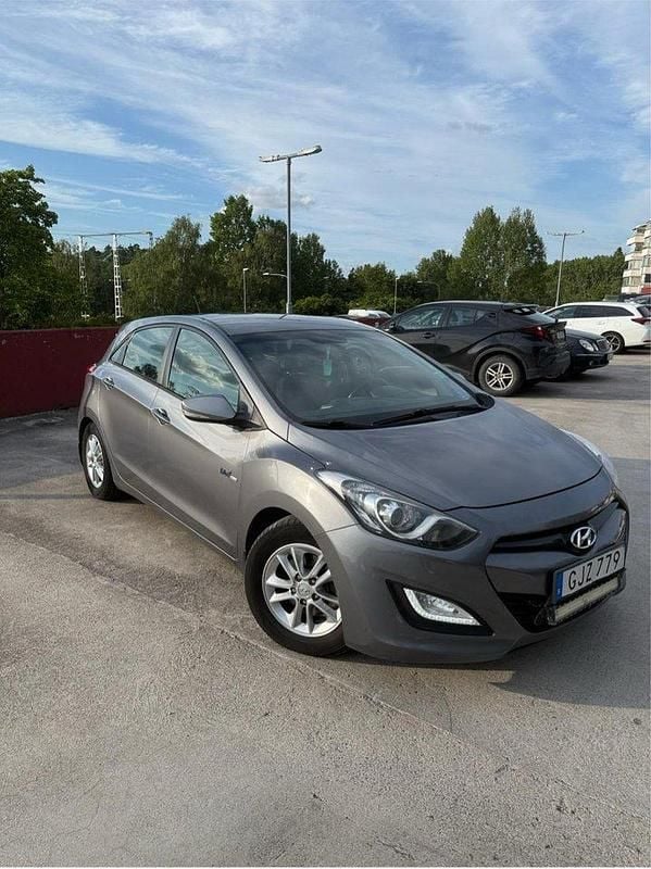Grå Begagnad 2014 Hyundai i30 Halvkombi | 82 000 kr (Marknadspris) - Bild 1/4