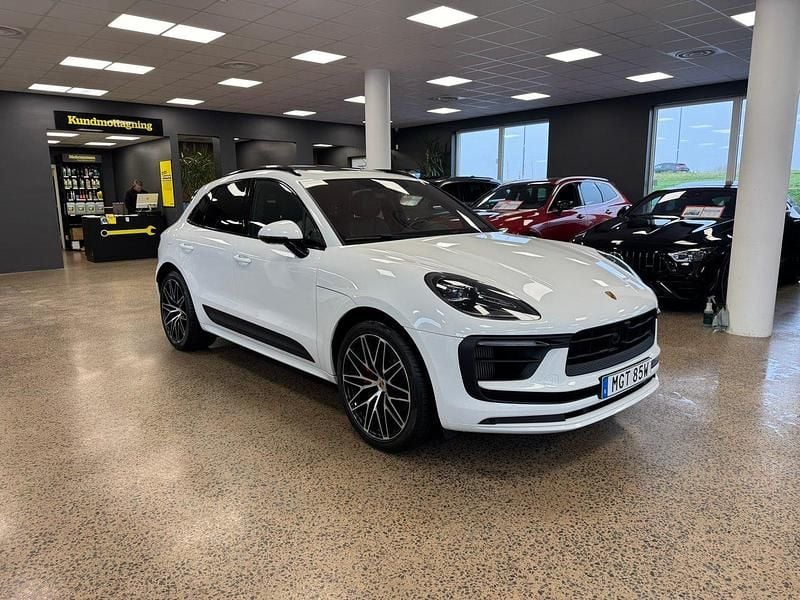 Vit Begagnad 2022 Porsche Macan S Sport SUV | 769 900 kr (Marknadspris) - Bild 1/4
