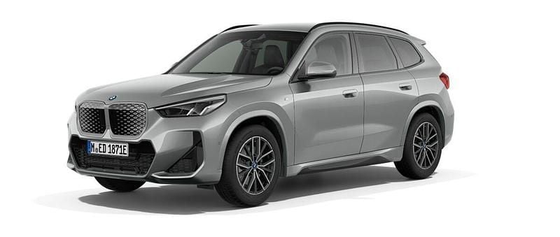 Grå (space silver metallic) Ny 2025 BMW iX1 Shadowline SUV | 557 400 kr (Marknadspris) - Bild 1/4