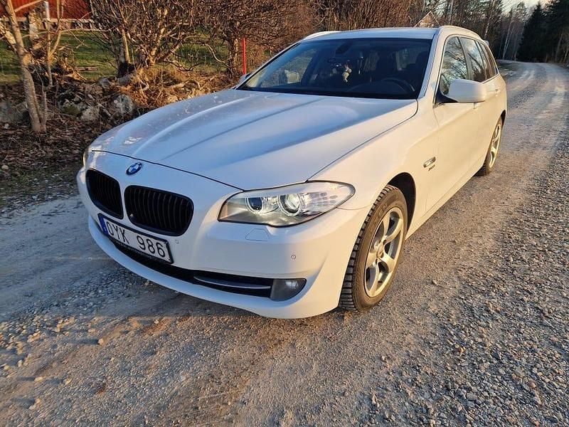 Vit Begagnad 2012 BMW 525 Kombi | 112 000 kr (Marknadspris) - Bild 1/4