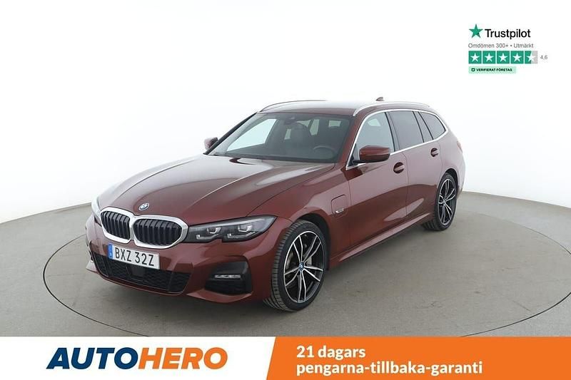 Röd Begagnad 2021 BMW 330e M Sport Kombi | 341 000 kr (Dyr) - Bild 1/4