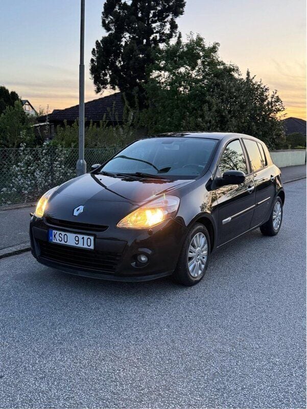 Svart Begagnad 2010 Renault Clio R.S. Halvkombi | 37 000 kr (Marknadspris) - Bild 1/4