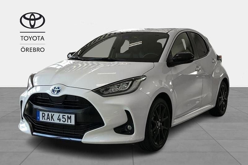 Vit Begagnad 2023 Toyota Yaris Hybrid Style Halvkombi | 249 900 kr (Marknadspris) - Bild 1/4