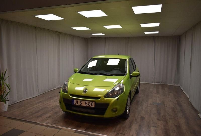 Grön Begagnad 2010 Renault Clio II Halvkombi | 69 900 kr - Bild 1/3