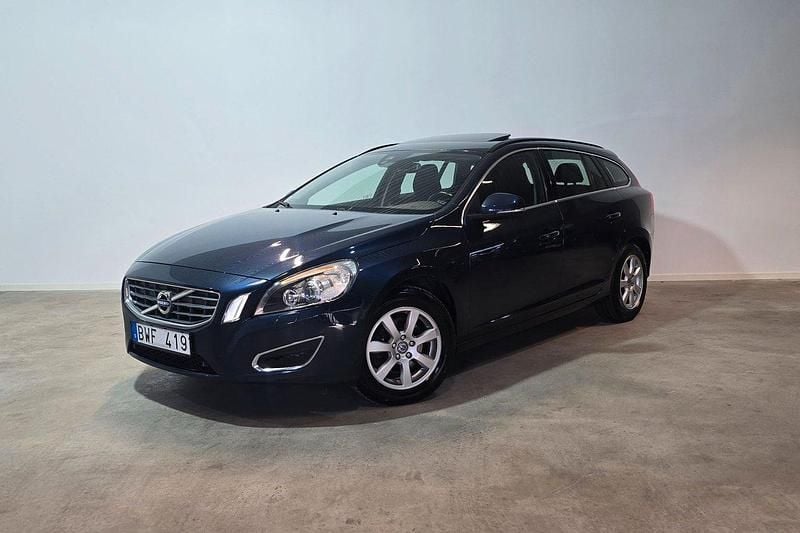 Blå Begagnad 2013 Volvo V60 Momentum Kombi | 94 900 kr (Marknadspris) - Bild 1/3