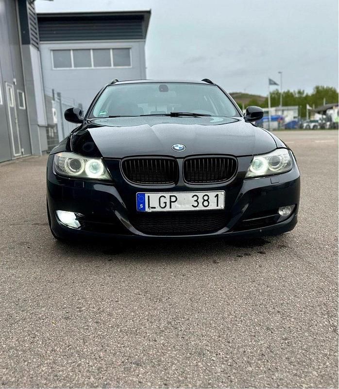 Svart Begagnad 2011 BMW 318 Kombi | 73 000 kr (Marknadspris) - Bild 1/4