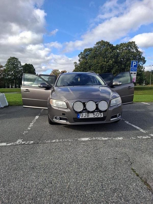 Grå Begagnad 2009 Volvo V70 Momentum Kombi | 38 000 kr (Marknadspris) - Bild 1/4