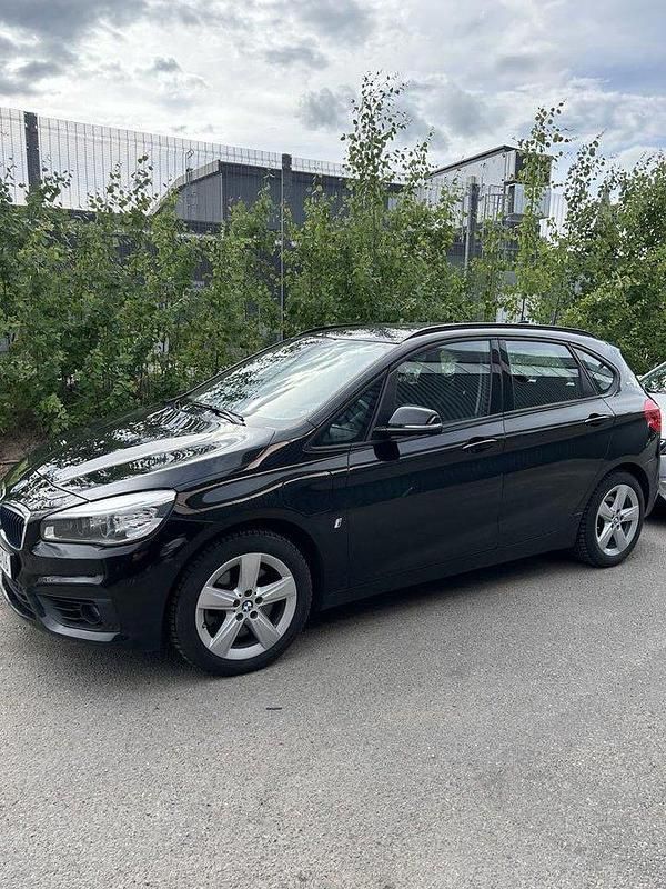 Svart Begagnad 2017 BMW 225 Active Tourer Minibuss | 139 000 kr (Marknadspris) - Bild 1/4