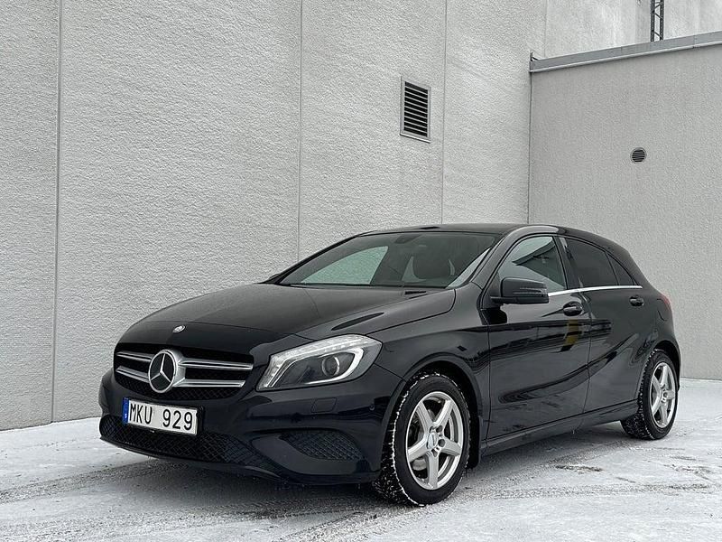 Svart Begagnad 2012 Mercedes A200 Halvkombi | 99 000 kr (Marknadspris) - Bild 1/4
