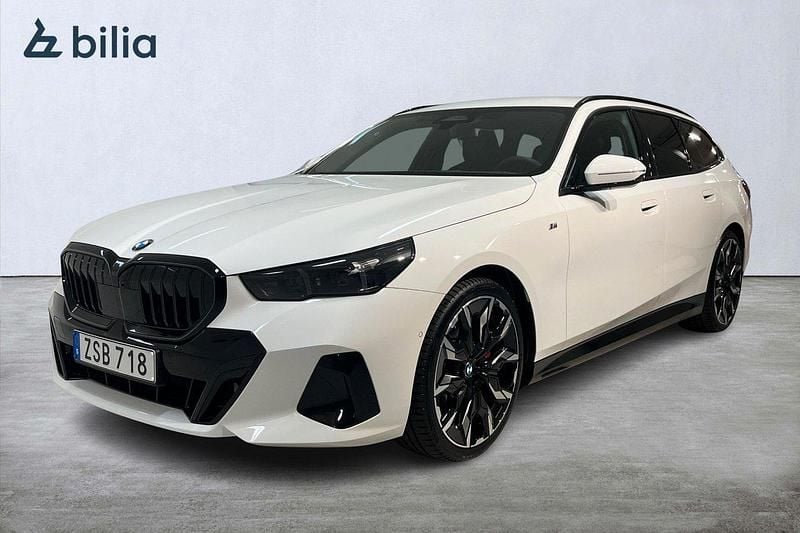 Vit Begagnad 2024 BMW 520 M Sport Kombi | 679 900 kr - Bild 1/4