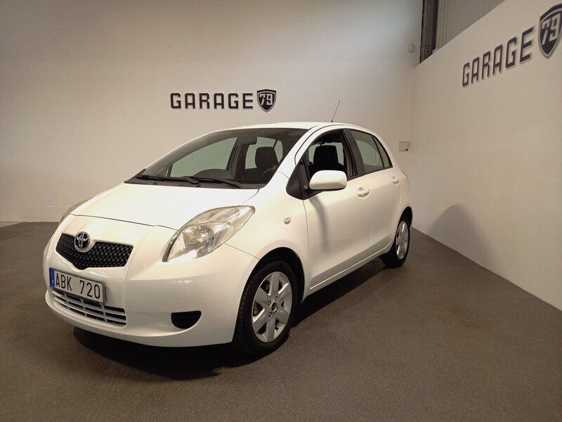 Vit Begagnad 2007 Toyota Yaris Halvkombi | 34 900 kr (Marknadspris) - Bild 1/4