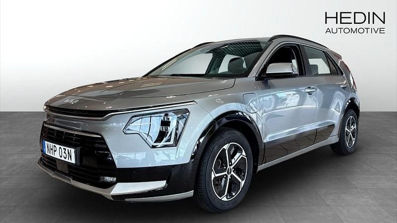 Grå (grey) Begagnad 2022 Kia Niro SUV | 279 000 kr (Marknadspris) - Bild 1/4