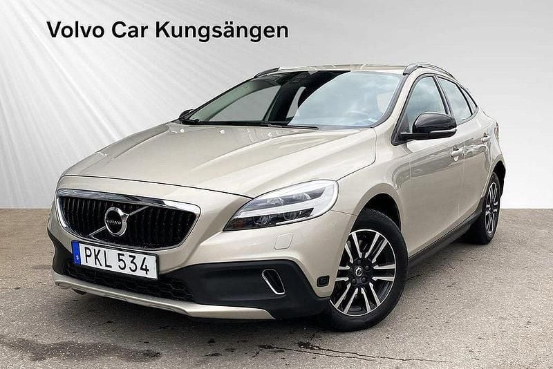 Brun Begagnad 2017 Volvo V40 CC Business Edition Kombi | 189 900 kr (Marknadspris) - Bild 1/4