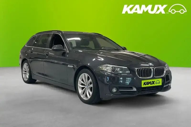 Silver/grå Begagnad 2017 BMW 520 Kombi | 194 800 kr (Superpris) - Bild 1/4