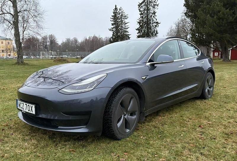Midnight silver metallic Begagnad 2020 Tesla Model 3 Standard Range Plus Sedan | 235 000 kr (Marknadspris) - Bild 1/4