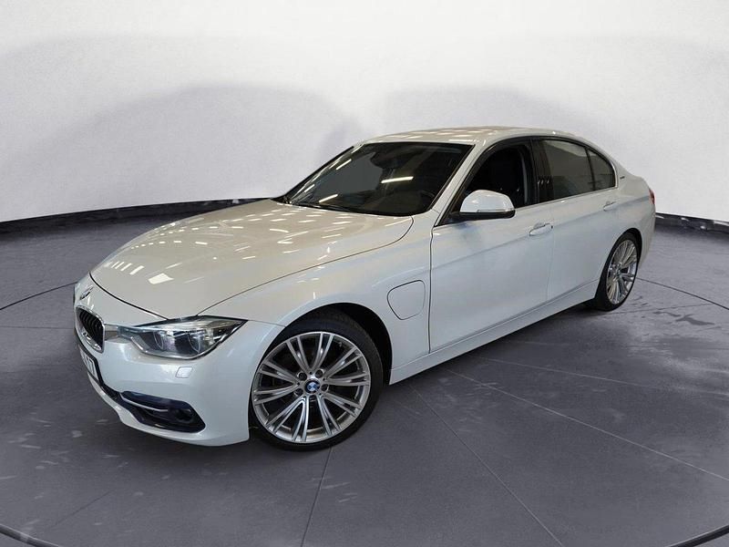 Vit Begagnad 2016 BMW 330e Sport Line Sedan | 139 900 kr (Marknadspris) - Bild 1/4