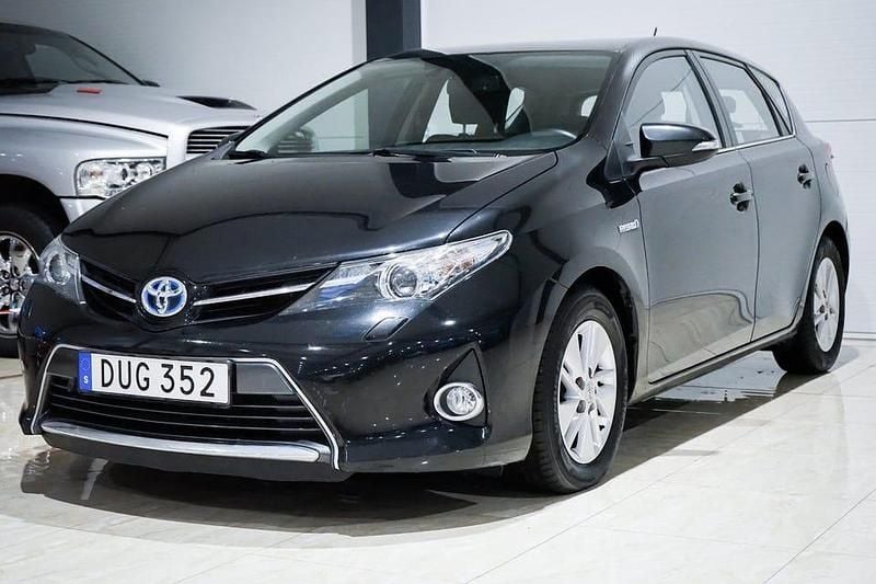 Svart Begagnad 2013 Toyota Auris Hybrid Active Halvkombi | 129 500 kr (Marknadspris) - Bild 1/4
