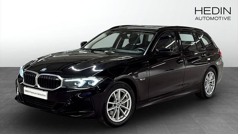 Begagnad BMW 330e Shadowline 2022 Svart Kombi
