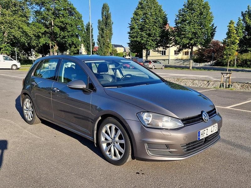 Grå Begagnad 2014 VW Golf VII Halvkombi | 89 000 kr (Marknadspris) - Bild 1/4