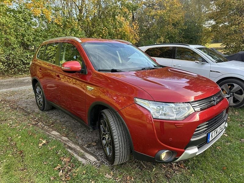 Röd Begagnad 2015 Mitsubishi Outlander P-HEV SUV | 107 000 kr (Superpris) - Bild 1/4