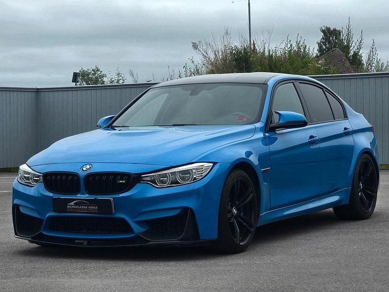 Ljusblå Begagnad 2017 BMW M3 Sedan | 499 900 kr (Marknadspris) - Bild 1/4