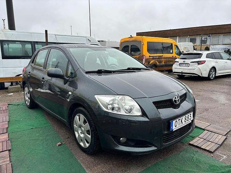 Begagnad Toyota Auris 90 HK (66 kW) 2007 Grön Halvkombi