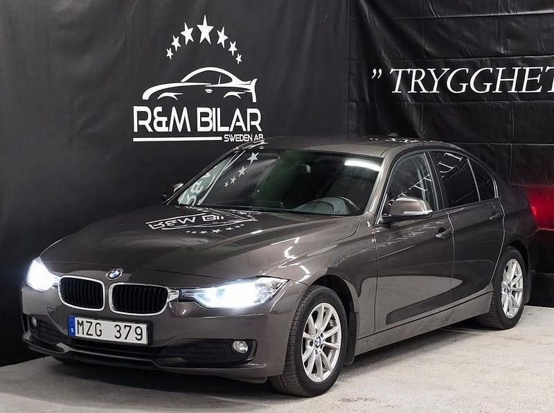 Brun Begagnad 2012 BMW 320 Comfort Edition Sedan | 149 800 kr (Dyr) - Bild 1/4
