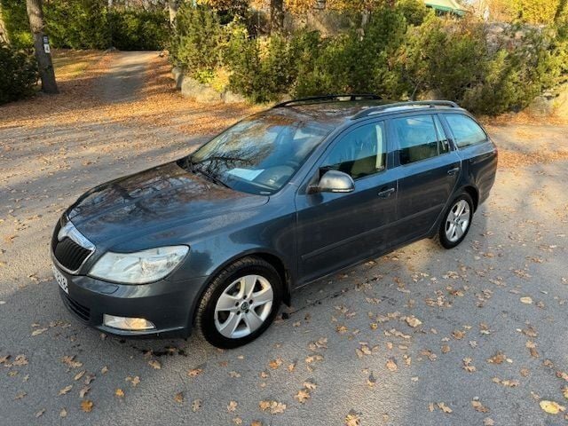 Begagnad Skoda Octavia Elegance 161 HK (118 kW) 2009 Mörkgrå Kombi
