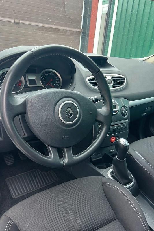 Begagnad Renault Clio R.S. 75 HK (55 kW) 2011 Halvkombi