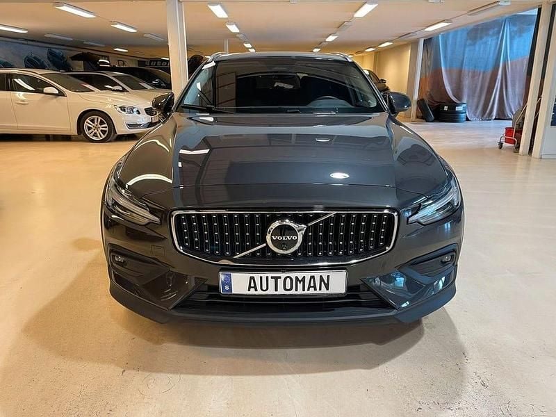 Begagnad Volvo V60 CC Plus 251 HK (184 kW) 2024 Grå (platinumgrå metallic) Kombi